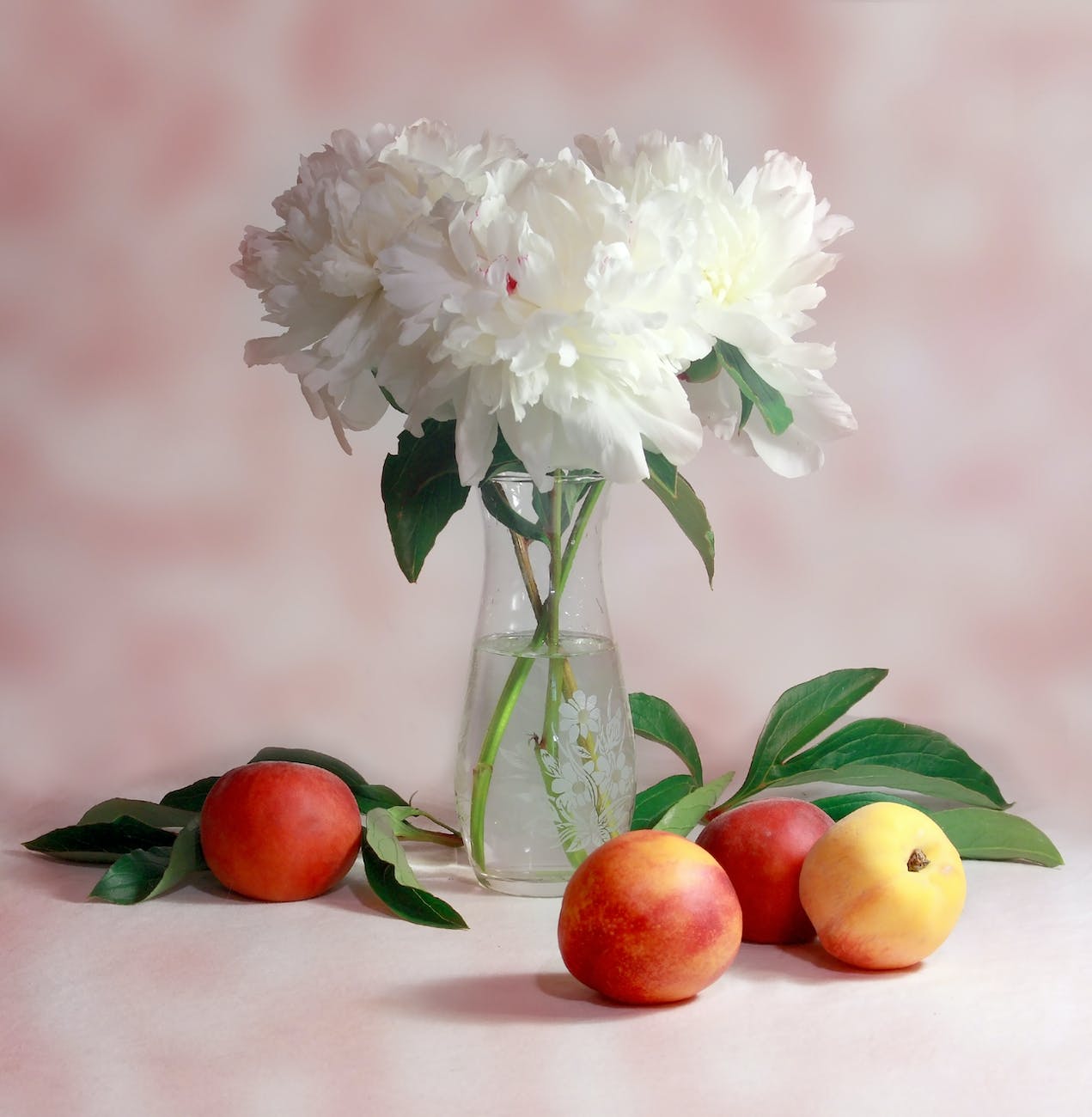 selective focus photography of white cluster flower in clear glass vase
